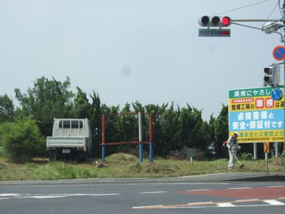 金崎用地の整備に汗を流す職員の皆さん