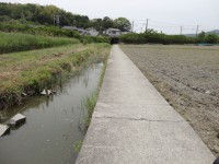 線路の向こうの子供たちの通学路