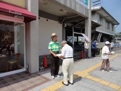 原田元市議のあとを継ぐ井木守さんも元気に署名活動