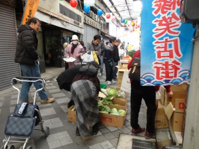 お野菜はいつの世も町の人にとっては貴重です。