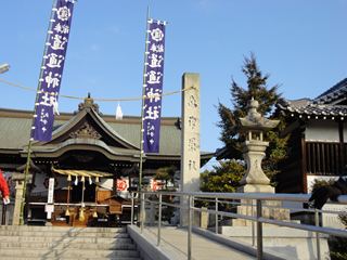 雲一つない空にそびえていました。