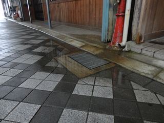 排水溝入口でたまる雨水。街並みが泣きます。